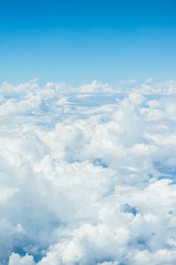 beyaz bulut ve mavi gökyüzü arkaplan resmi