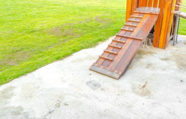 Ahşap merdiven ve yeşil çimen görüntüsü