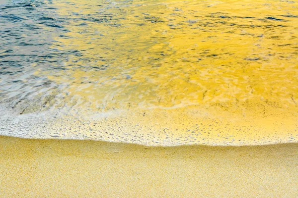 Powolne prędkości migawki błękitne morze i piasek. — Zdjęcie stockowe