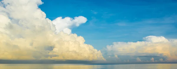 Blå havet och molnig himmel över det. — Stockfoto