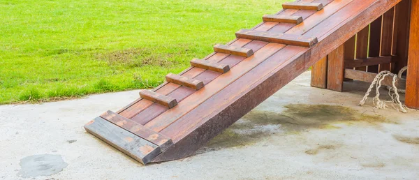 Imagen Escalera Madera Hierba Verde — Foto de Stock