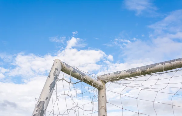 画像の古いサッカー ゴールと青い空 — ストック写真