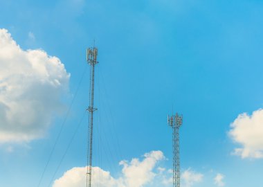 Mavi gökyüzü ile Tele-radyo kulesinin görüntüsü
