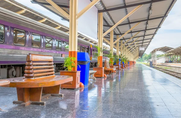 Platform van de passagier op de dag op het station — Stockfoto