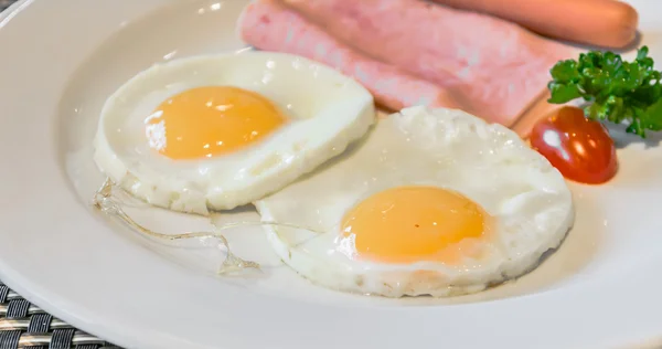 Αμερικάνικο πρωινό μαγειρεμένα και φαίνεται νόστιμο στο εστιατόριο — Φωτογραφία Αρχείου