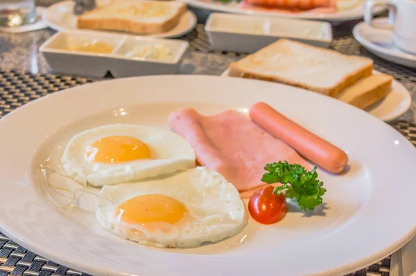 Αμερικάνικο πρωινό μαγειρεμένα και φαίνεται νόστιμο στο εστιατόριο — Φωτογραφία Αρχείου