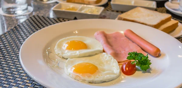 Αμερικάνικο Πρωινό Μαγειρεμένα Και Φαίνεται Νόστιμο Στο Εστιατόριο — Φωτογραφία Αρχείου