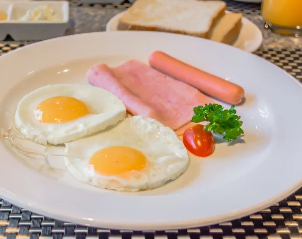 Śniadanie amerykańskie gotowane i zachwycający w restauracji — Zdjęcie stockowe