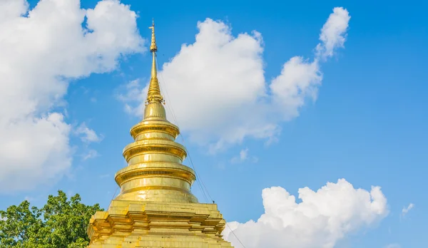 Oude tempel met witte wolk en blauwe hemel — Stockfoto