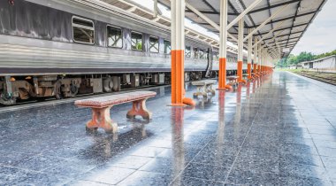 Gün yolcu platformda tren istasyonu 