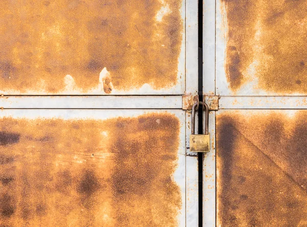 Vecchia porta arrugginita — Foto Stock