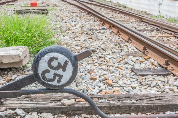 Vecchio palo della lampada sulla ferrovia — Foto Stock