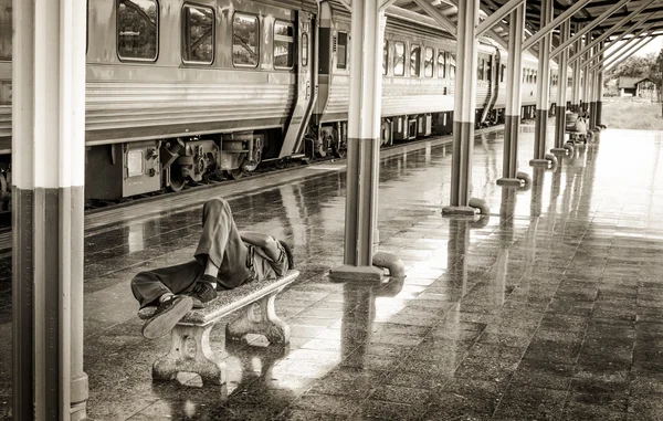 Άνθρωπος Που Κοιμούνται Πλατφόρμα Επιβατών Στο Σιδηροδρομικό Σταθμό — Φωτογραφία Αρχείου