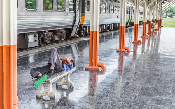 Man slapen in passagier platform op het SNCF-station — Stockfoto