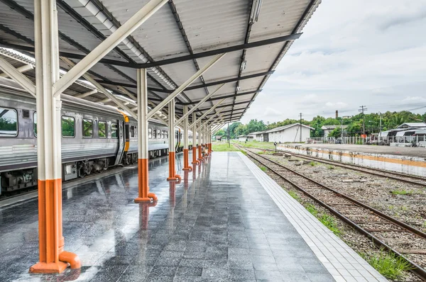 Platform van de passagier op de dag op het station — Stockfoto