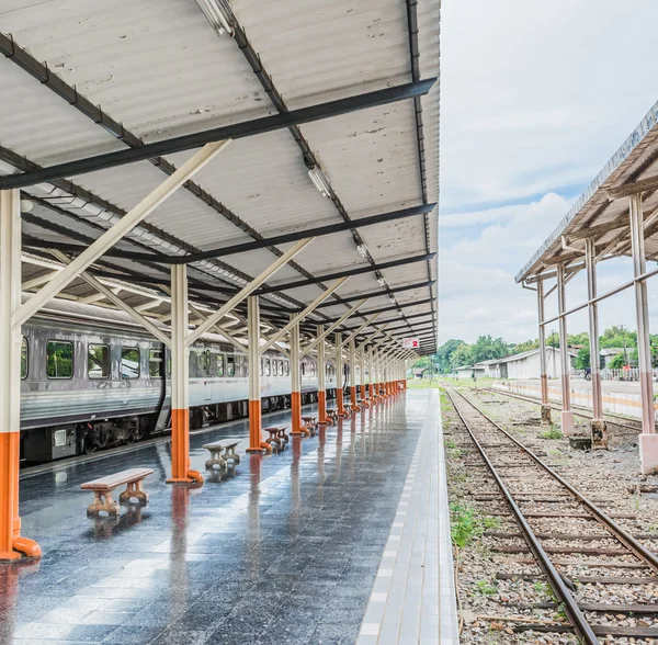 Platform van de passagier op de dag op het station — Stockfoto