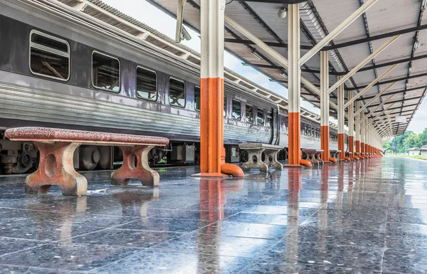 Platform van de passagier op de dag op het station — Stockfoto