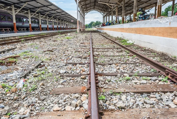 Spoorlijnen reizen via een spoorwegstation — Stockfoto