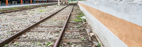 Spoorlijnen reizen via een spoorwegstation — Stockfoto