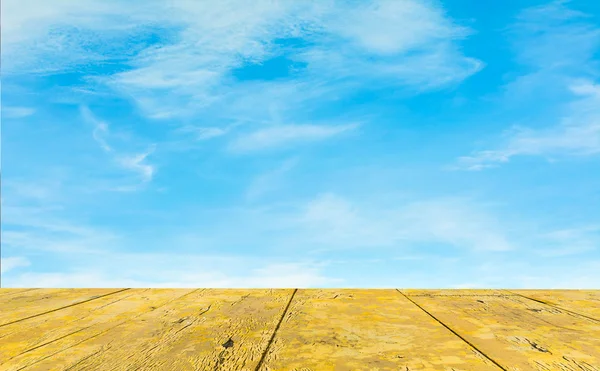 Duidelijke blauwe hemel en houten vloer, achtergrond — Stockfoto