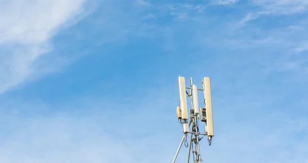 Imagem de Tele-rádio torre com céu azul — Fotografia de Stock