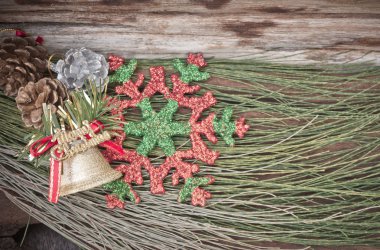 Noel süsleri ve ahşap arka planda çeşitli dekorasyonlar.