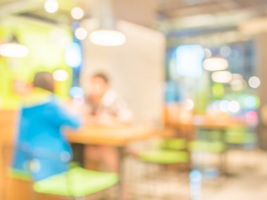 Bokeh imajı olan bir kafenin arka planı bulanık .