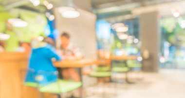 Bokeh imajı olan bir kafenin arka planı bulanık .