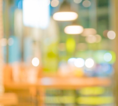 Bokeh imajı olan bir kafenin arka planı bulanık .