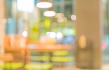 Bokeh imajı olan bir kafenin arka planı bulanık .