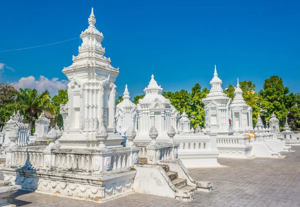 Bild av gamla stupa på dagtid . — Stockfoto