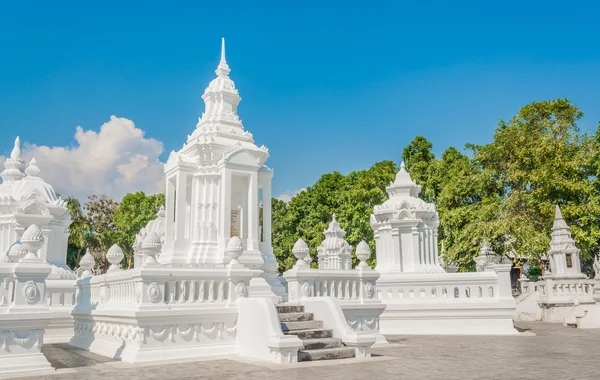 Bild av gamla stupa på dagtid . — Stockfoto