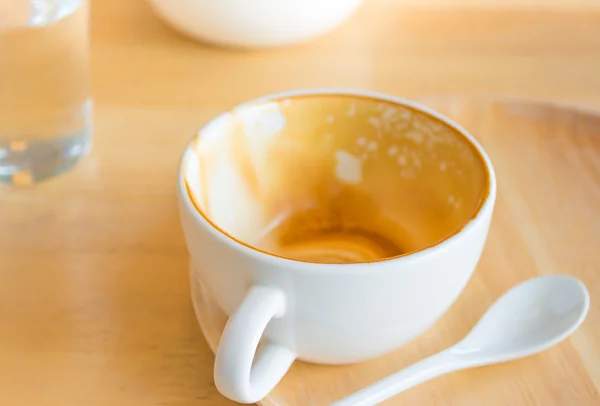 Boş beyaz fincan sıcak kahve latte ahşap tablo — Stok fotoğraf