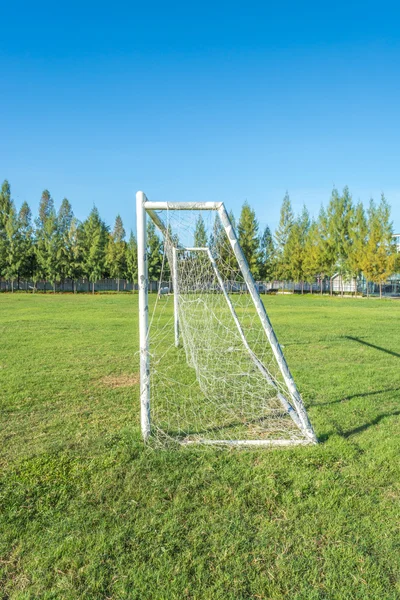 青い空白い雲とフィールドでサッカー ゴール — ストック写真