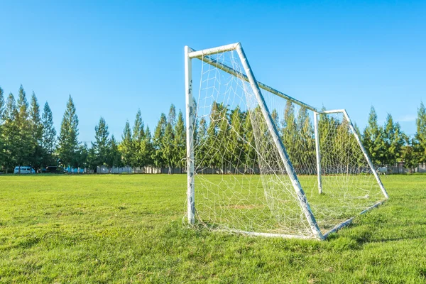 Mavi gökyüzü beyaz bulut ile alan futbol gol — Stok fotoğraf