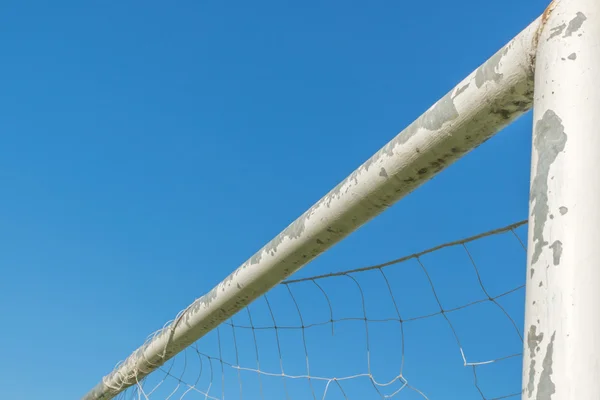 青い空白い雲とフィールドでサッカー ゴール — ストック写真