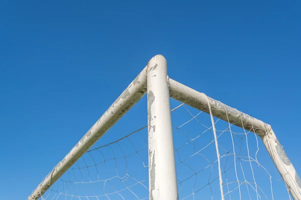 青い空白い雲とフィールドでサッカー ゴール — ストック写真