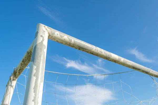 青い空白い雲とフィールドでサッカー ゴール — ストック写真