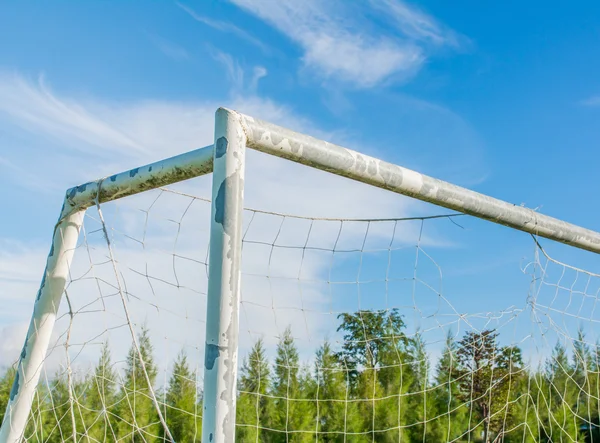 Gol de futebol em campo com céu azul nuvem branca — Fotografia de Stock