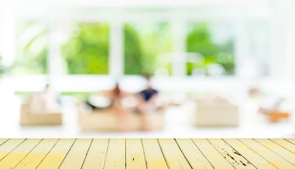 Boş ahşap masa ve bulanık oturma odası arka planı. 