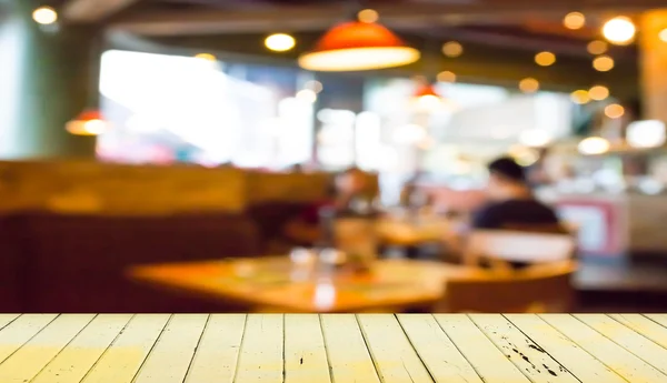 Mesa de madera vacía y fondo borroso de cafetería . —  Fotos de Stock