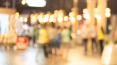 arka plan bulanık. Festival ışıkları ile dekore edilmiş sokak.