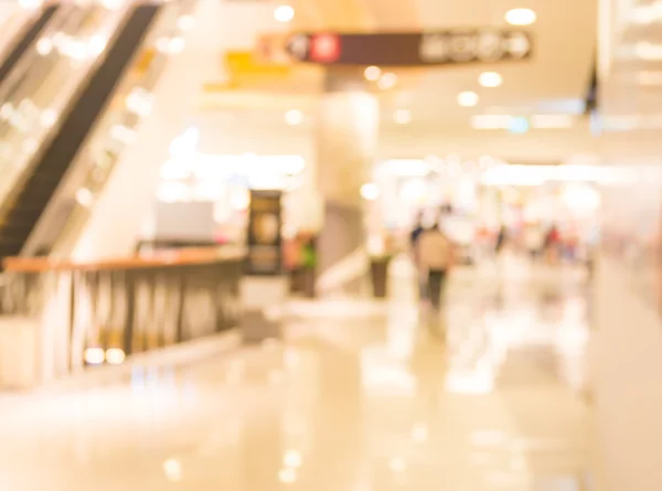 Escadas rolantes no shopping center moderno . — Fotografia de Stock