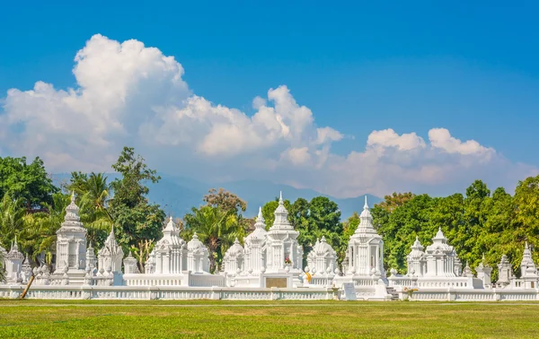 Bild av gamla stupa på dagtid . — Stockfoto