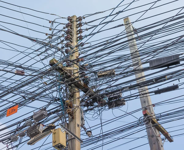 Imagen de línea ocupada en poste eléctrico . — Foto de Stock