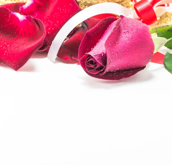 在白色的背景下，情人节背景的红玫瑰 — 图库照片