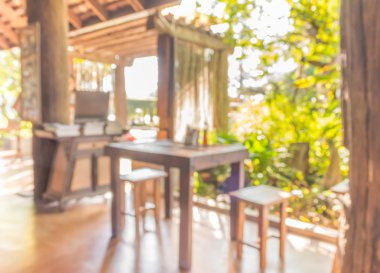 Bokeh imajı olan bir kafenin arka planı bulanık .