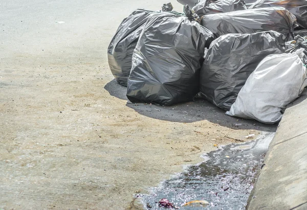 Sokaktaki Siyah Çöp Torbası Görüntüsü — Stok fotoğraf
