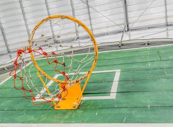 Altes grünes Basketballbrett mit Korb — Stockfoto