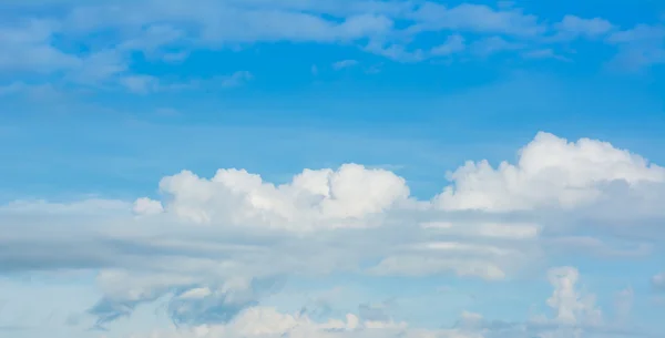 Gambar Langit Cerah Pada Waktu Hari Untuk Penggunaan Backgroudn — Stok Foto